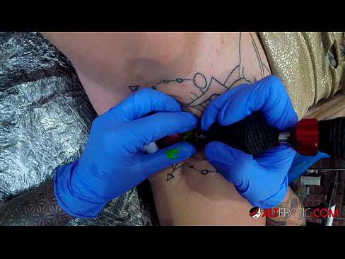 ❤️ Extreem getatoeëerde hottie Sully Savage kreeg een tatoeage op haar clitoris ☑ Porno vk at nl.tubsexercom.ru